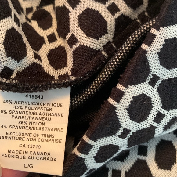 Women’s skirt, black and white classic pattern. - Picture 5 of 7